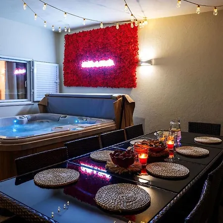 빌라 2 Jacuzis Villa-rooftop-airhockey-glamroom-igready