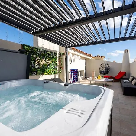 2 Jacuzis Villa-rooftop-airhockey-glamroom-igready