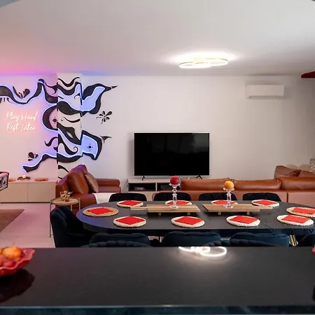 Βίλα 2 Jacuzis Villa-rooftop-airhockey-glamroom-igready
