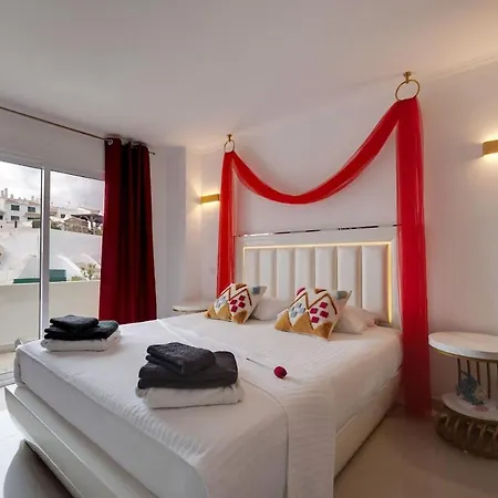 Βίλα 2 Jacuzis Villa-rooftop-airhockey-glamroom-igready