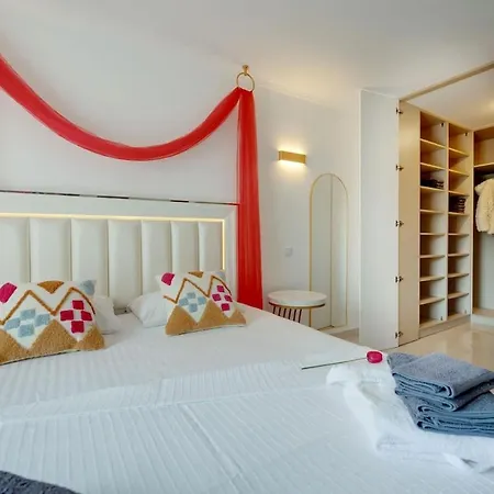 2 Jacuzis Villa-rooftop-airhockey-glamroom-igready Βίλα Αλμπουφέιρα