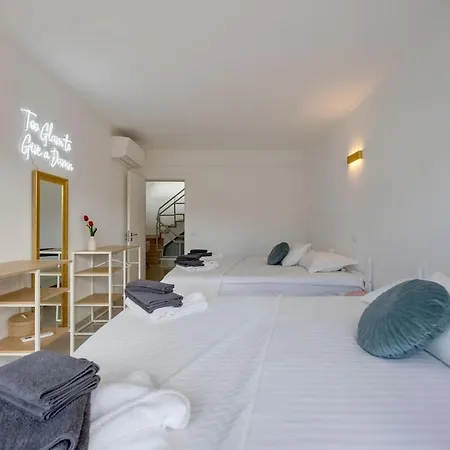 2 Jacuzis Villa-rooftop-airhockey-glamroom-igready Βίλα *