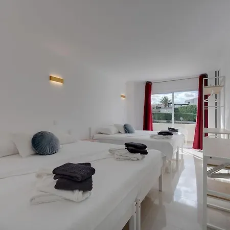 2 Jacuzis Villa-rooftop-airhockey-glamroom-igready Βίλα
