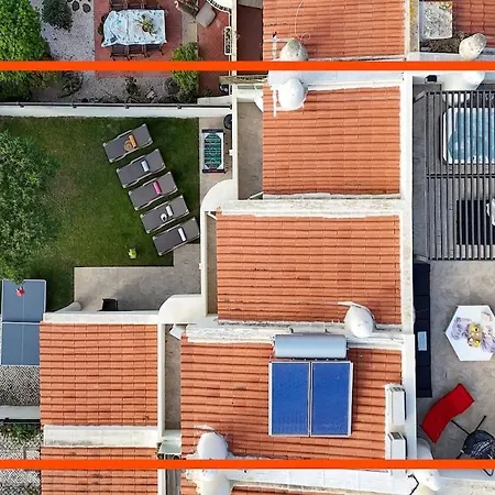 2 Jacuzis Villa-rooftop-airhockey-glamroom-igready Βίλα *