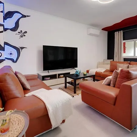 2 Jacuzis Villa-rooftop-airhockey-glamroom-igready Βίλα *