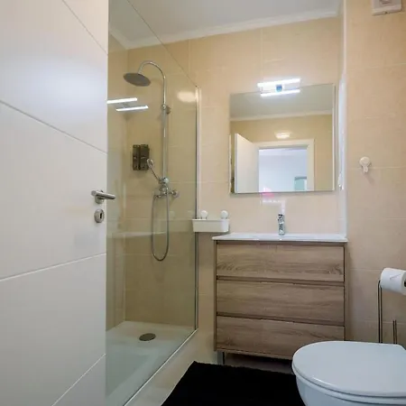 2 Jacuzis Villa-rooftop-airhockey-glamroom-igready * Αλμπουφέιρα