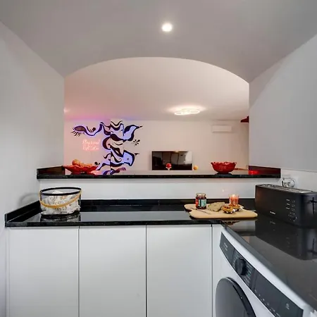 2 Jacuzis Villa-rooftop-airhockey-glamroom-igready Βίλα Αλμπουφέιρα