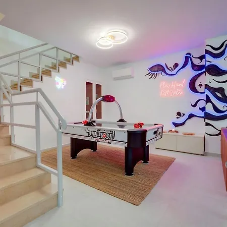 Βίλα 2 Jacuzis Villa-rooftop-airhockey-glamroom-igready Αλμπουφέιρα