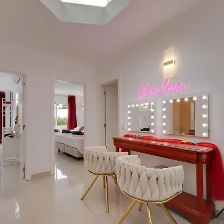 Βίλα 2 Jacuzis Villa-rooftop-airhockey-glamroom-igready *